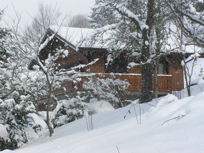 Chalet sous la neige